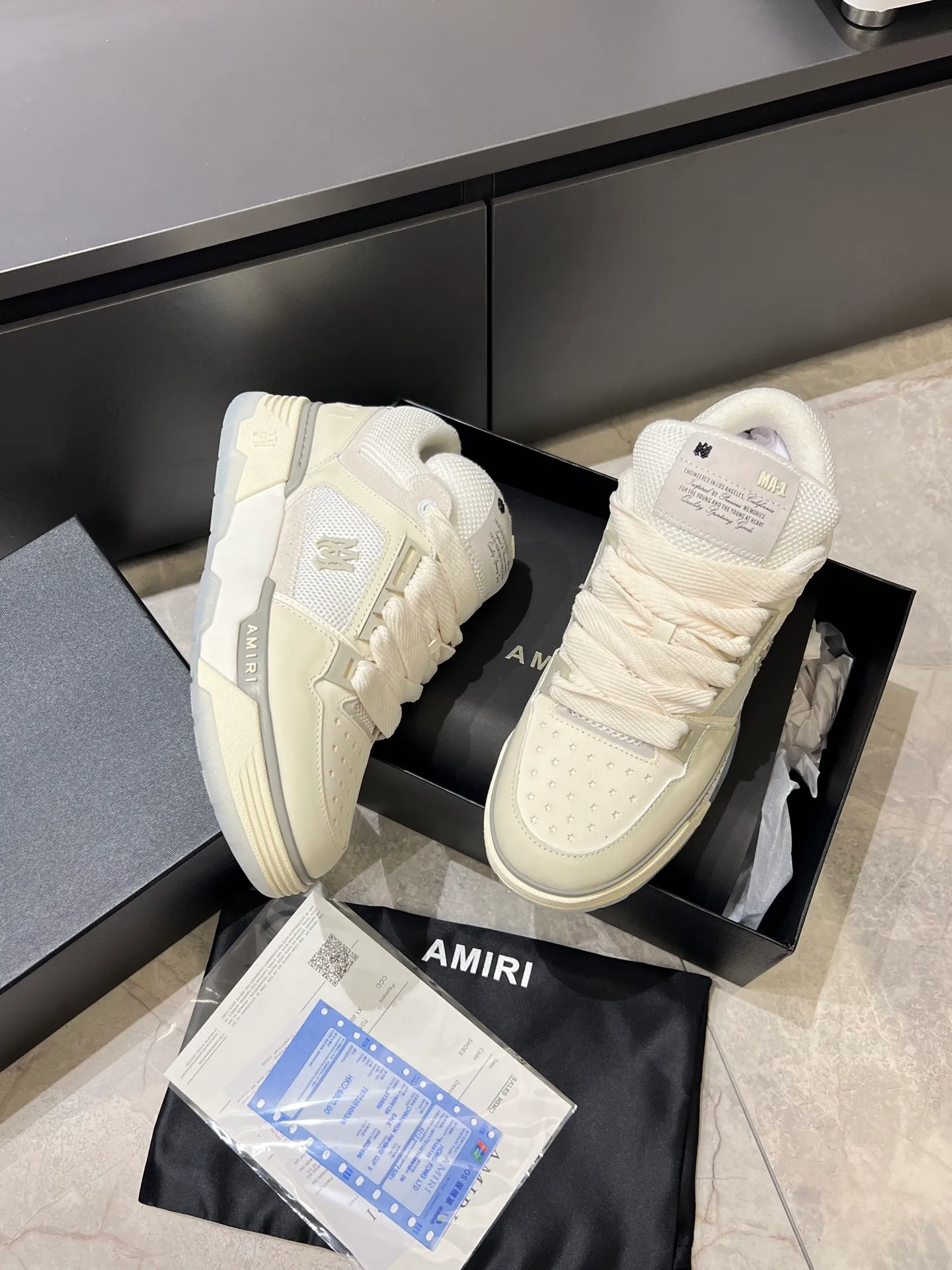 Men's shoes 💰p680 [AMIRI] 2025 spring and summer series new sneakers, new 🆕 bread shoes, bread shoes have a very special big tongue design, thickened outsole, rounded toe, oversized rubber sole and perforated star details, whoever wears them will look better! The appearance is responsible, the feet are retro and handsome! Size: 38-45
